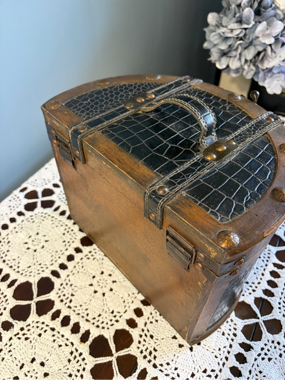 Vintage Wood and Leather 1/2 Circle Carrying Case - Picture 4 of 9